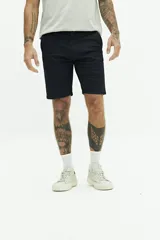 Bermuda de gabardina color gris con logo bordado, bolsillos laterales y traseros, cierre con cremallera y pasacintos.