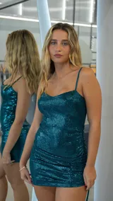 Vestido corto de fiesta color verde esmeralda con lentejuelas, escote corazón y breteles finos.