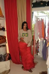 Sweater oversize gris oscuro con bandera de Brasil bordada en el frente. Tiene cuello redondo, hombros caídos y un calce suelto.