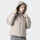 Campera puffer Converse color beige, con capucha, cierre frontal y logo bordado en la manga.