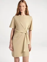 Vestido corto de manga corta con cuello redondo y detalle de lazo anudado en la cintura, confeccionado en tejido suave.