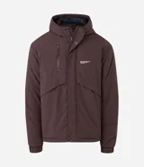 Campera tipo parka color marrón con capucha estructurada, cierre frontal y bolsillo vertical con cierre en el pecho. Presenta detalles de estampado utilitario en el frente y recortes en el cuerpo.