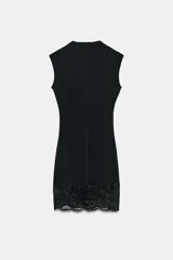 Vestido corto de tejido elástico, sin mangas, con cuello redondo y detalle de frunces en la cintura. Presenta un borde inferior con encaje combinado a tono.