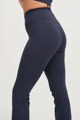 Calza larga azul marino de tiro alto con cintura cruzada y corte acampanado.