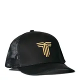 Gorra tipo trucker de color negro con paneles frontales de tela y paneles traseros de malla. Presenta un logo bordado en hilo dorado en la parte frontal.