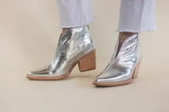 Bota corta plateada de cuero con taco de madera.