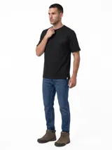 Remera negra Caterpillar de manga corta y cuello redondo, confeccionada en algodón con lavado enzimático. Cuenta con gráfico bordado en el pecho y parche con logo de la marca en la parte inferior.