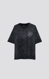 Remera negra con efecto nevado, corte oversize, mangas cortas y cuello redondo. Estampado en la espalda con diseño de una figura femenina y la frase 'Chill Bitch Trust Karma - The Wheel of Fortune'.