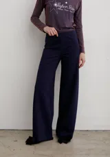 Pantalón de corte semi oxford confeccionado en tejido punto roma, con cintura elástica.