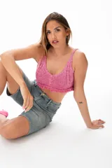 Top crop tejido color fucsia con breteles finos y terminación con flecos.