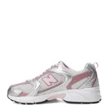 Championes New Balance modelo 530, con diseño retro deportivo. Presenta una base de malla blanca con superposiciones en cuero sintético plateado y detalles en color rosado. Incluye entresuela con tecnología ABZORB para mayor amortiguación.