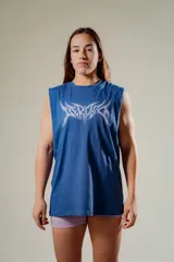 Musculosa azul con estampado tribal blanco en el frente.