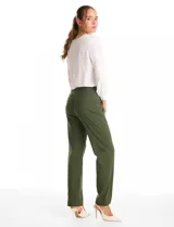 Pantalón sastrero de corte recto y entallado, con nervadura central vertical que estiliza la silueta. Cuenta con cintura ancha de soporte, panel de malla interna para control abdominal y bolsillos posteriores simulados.