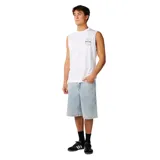 Musculosa Rip Curl modelo Staple Muscle, de color blanco, sin mangas y con diseño clásico de corte recto. Presenta un pequeño estampado circular con texto en el pecho.