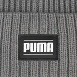 Gorro de lana gris con textura acanalada y logo de Puma en etiqueta rectangular negra en el frente.