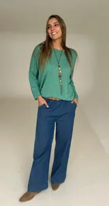 Sweater de tejido de punto color verde agua, con cuello redondo, mangas largas y diseño holgado con caída fluida.