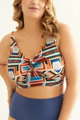 Top de bikini estampado con diseño geométrico multicolor, con nudo central, breteles regulables y broche en la espalda.