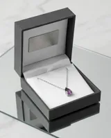 Collar de cadena fina de plata con un dije colgante en forma de gota, engastado con una circonia color violeta.