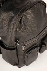 Mochila negra de símil cuero texturizado con tres bolsillos externos con cierre, dos bolsillos laterales, un asa fija y dos correas regulables.