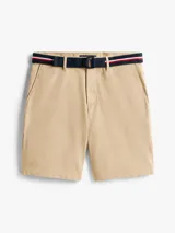 Bermuda de sarga de algodón elástico con corte slim, incluye cinturón, cierre de cremallera, bolsillos delanteros y traseros con botón.