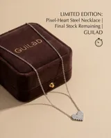 Collar de cadena fina de acero con dije en forma de corazón compuesto por pequeñas circonias engastadas con diseño pixelado.
