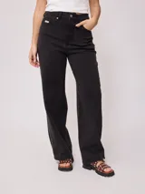 Jean de corte recto y tiro alto, confeccionado en denim azul clásico con costuras en contraste.