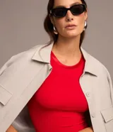 Blusa sin mangas de Cortelle, color rojo, confeccionada en viscosa elastizada con cuello redondo ribeteado en satén.