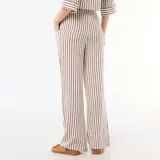 Pantalón de lino con dos bolsillos, corte ancho y diseño a rayas multicolor.