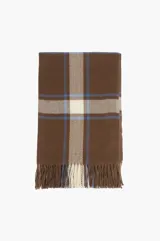 Bufanda rectangular de lana con diseño de cuadros escoceses en tonos marrón, beige y azul, terminada con flecos en los extremos.