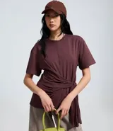 Blusa de algodón color bordó, con cuello redondo, mangas cortas y diseño con lazo frontal tipo pañuelo.