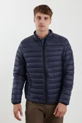 Campera puffer azul marino con cierre frontal, cuello mao y bolsillos laterales con cierre.