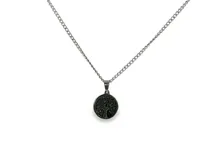 Collar de acero con cadena de eslabones y dije circular con el motivo del árbol de la vida.