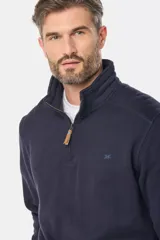 Buzo color borgoña de felpa con medio cierre frontal y cuello alto.