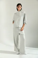 Campera deportiva de cuello alto con cierre frontal completo, mangas largas con puños elásticos y diseño holgado.