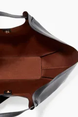 Bolso shopper de diseño slouchy, color negro, con asas largas y cierre magnético oculto. Incluye un estuche extraíble con cierre.