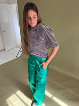 Remera azul de terciopelo con cuello redondo y mangas cortas con volados.