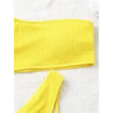 Bikini de dos piezas con textura acanalada, color amarillo. El top es de diseño asimétrico de un solo hombro y la parte inferior es de corte vedetina.