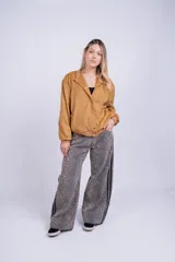 Campera bomber color camel con cierre de botones a presión y puños elásticos.