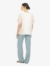 Remera blanca de punto con escote en V y pespuntes a contratono.