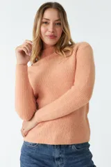 Sweater tejido de punto con textura acanalada, cuello redondo y manga larga, con ajuste regular.