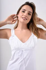 Camisón blanco de breteles finos con escote en V y detalle de encaje en el busto.
