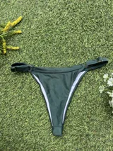 Conjunto de bikini verde oscuro, con corpiño triangular fijo y bombacha colaless regulable. Incluye abertura para agregar tazas soft.