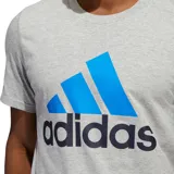Remera gris de algodón con logo Adidas Badge of Sport estampado en el pecho.