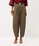 Pantalón de sintonía sastrera corte barrel color verde militar, de diseño estructurado con volumen suave en las piernas y terminación afinada. Cuenta con cintura con pasacintos, pinzas delanteras, bolsillos laterales y cinturón desmontable con hebilla metálica.