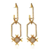 Pendientes colgantes largos dorados de estilo vintage con eslabones geométricos decorados con pedrería brillante y esfera central con tachas de cristales de la colección Crusader de Claudia Arbex.