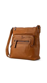 Bandolera de símil cuero color negro con dos bolsillos frontales con cierre, un bolsillo trasero y tres bolsillos internos. Detalles de tachas metálicas y correa larga regulable.