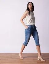 Pantalón capri de denim elastizado, color celeste.