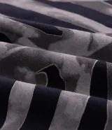 Remera de corte oversized en color negro, con cuello redondo y manga corta. Presenta un estampado frontal con la palabra 'Brutal' en tipografía estilo metal y un estampado de esqueleto en la espalda.