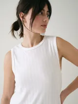 Camisón corto rosado sin mangas, confeccionado en tejido pointelle de calce fluido y liviano, con detalles de costura delicada en el escote y las sisas.