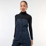 Top tipo bustier confeccionado en denim azul oscuro, con cierre frontal mediante botones metálicos y costuras a la vista en contraste.